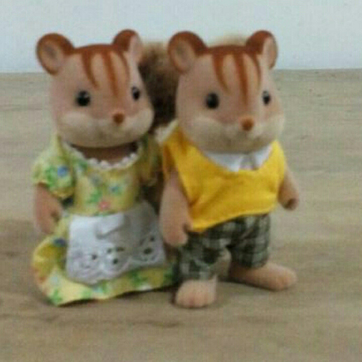 ＞、