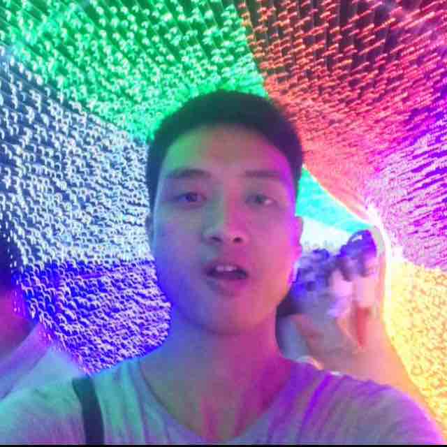 穿黑衣的男人，