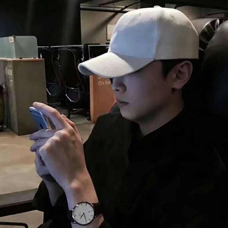 蹲在街边戏小妞
