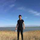 吸着烟徘徊街头