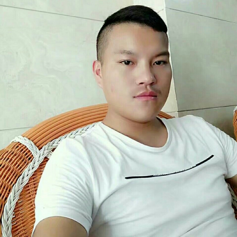 用微笑掩盖眼泪