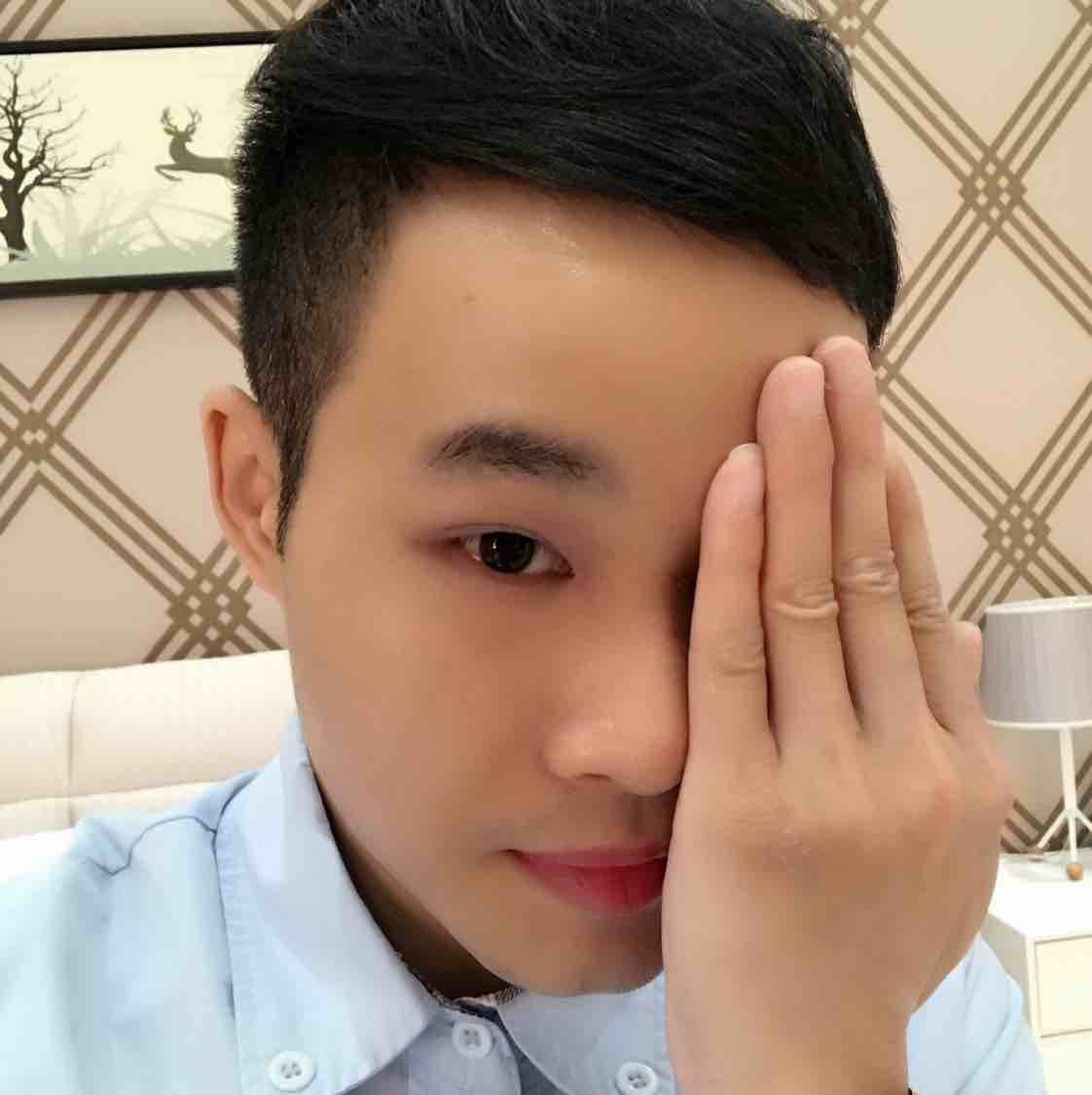 小小健.