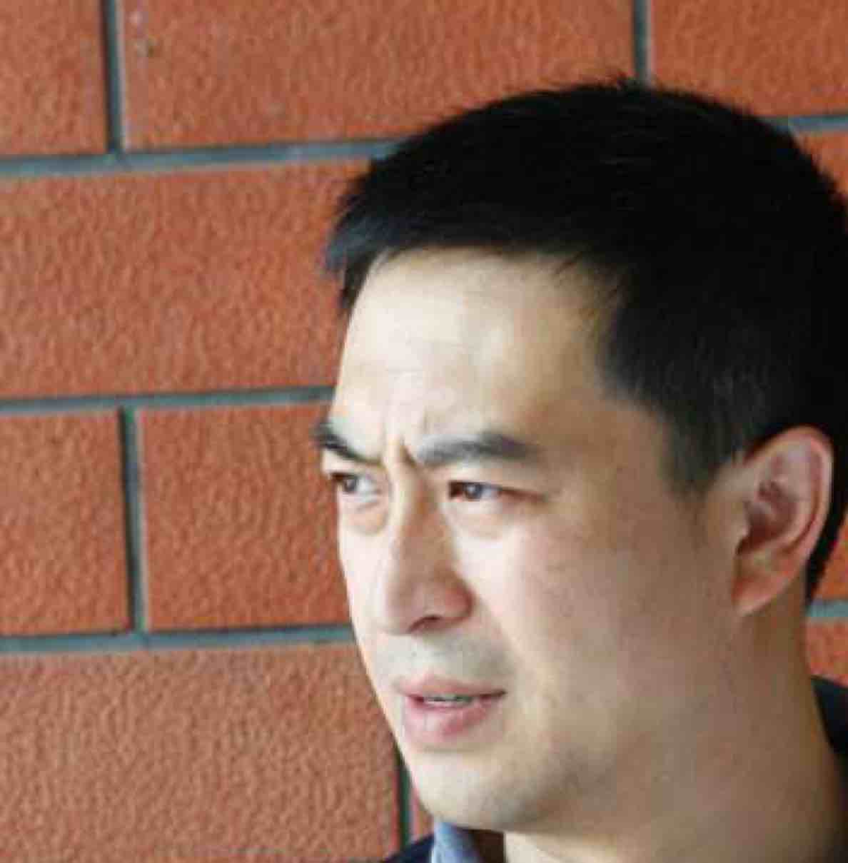 邱    缤