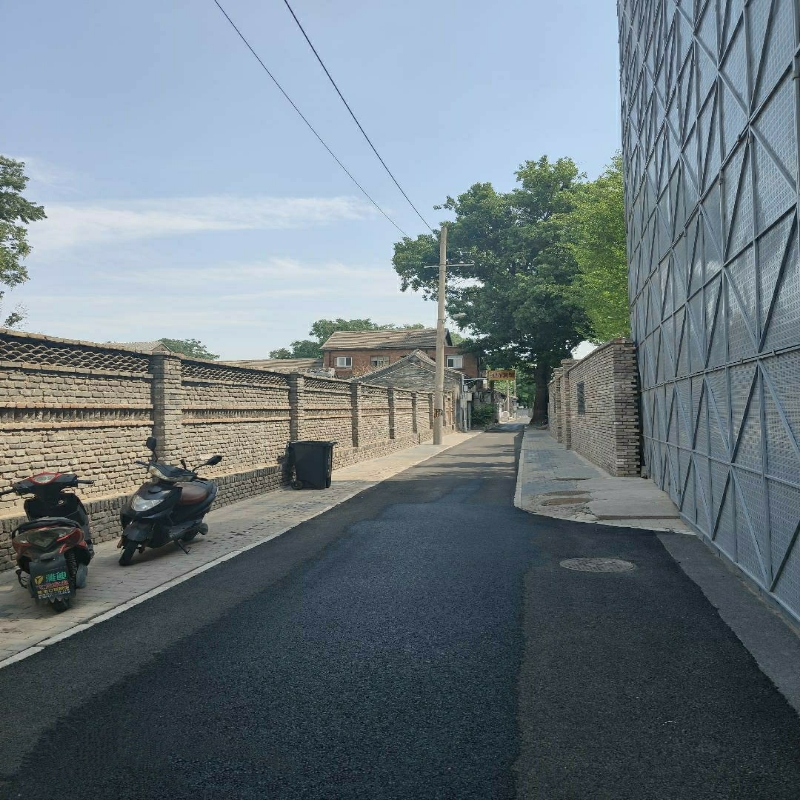 朝阳门外，白塔寺旁
