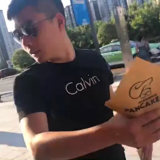 小时候可萌了。