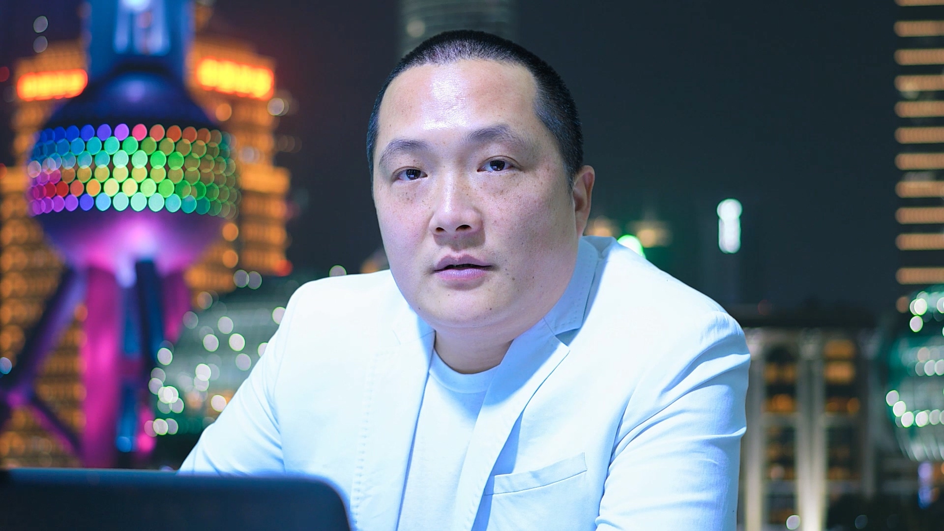 自己人不打哈哈