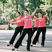 流行健身操歌曲的广场舞版本